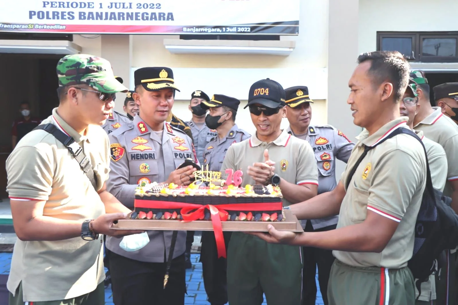 Dandim 0704 Banjarnegara Beri Kejutan Kapolres di Hari Bhayangkara ke-76
