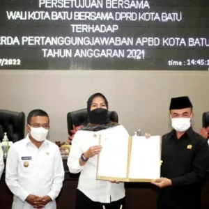 DPRD Kota Batu dan Wali Kota, Tandatangani Persetujuan RPJ APBD 2021