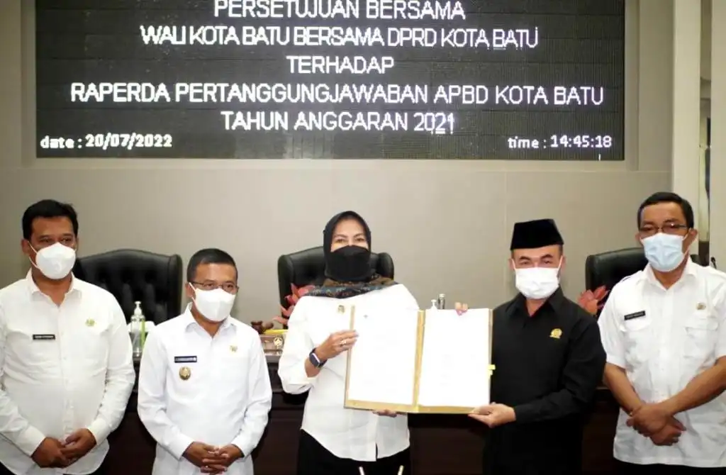 DPRD Kota Batu dan Wali Kota, Tandatangani Persetujuan RPJ APBD 2021