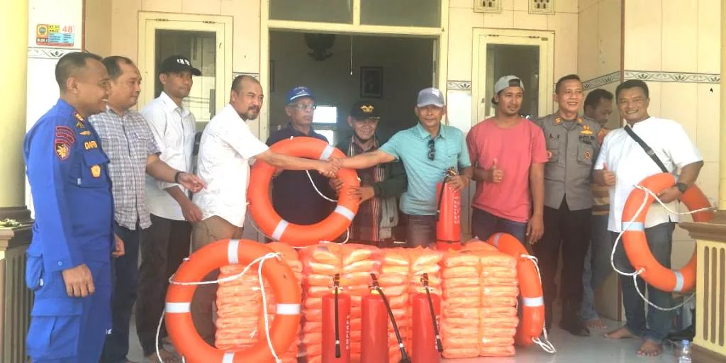 Hari Bhayangkara ke-76, Polri Sumbang Apar dan Pelampung ke Nelayan Juwana Pati