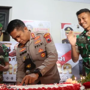 HUT Bhayangkara, Kapolres Pemalang Dikejutkan Kue Ultah dari Dandim 0711 HUT Bhayangkara, Kapolres Pemalang Dikejutkan Kue Ultah dari Dandim 0711