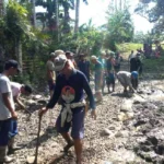 Jalan Menuju TPU Rusak, Warga Desa Tanjung Agung Kompak Laksanakan Goro