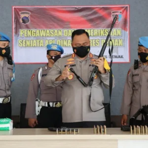 Kapolres Demak Cek Senpi Dinas Anggota