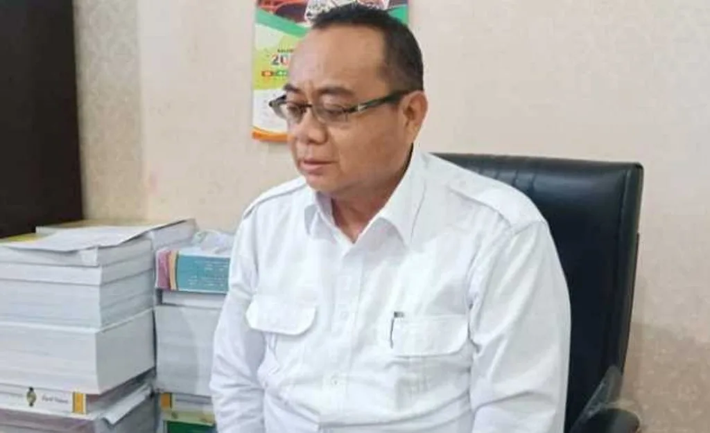 Langkah Cepat Ketua Komisi III Respon Lumpur Yang Tutupi Badan Jalan