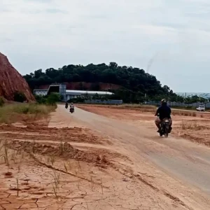 Lumpur Bekas Galian C Tutupi Badan Jalan Bahayakan Pengendara Lumpur Bekas Galian C Tutupi Badan Jalan Bahayakan Pengendara