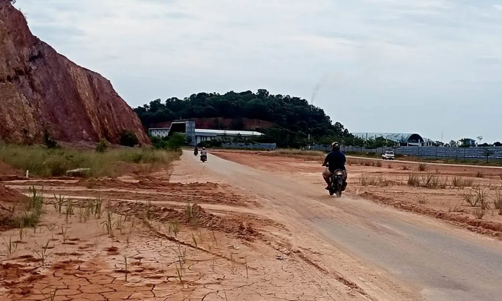 Lumpur Bekas Galian C Tutupi Badan Jalan Bahayakan Pengendara