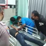 Mau Ambil Handphone Yang Terjatuh, Punggung Pria Ini Kena Bacok