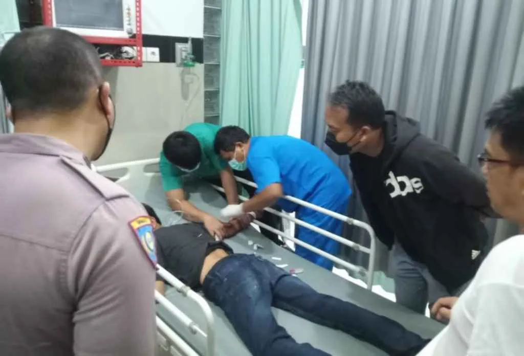 Mau Ambil Handphone Yang Terjatuh, Punggung Pria Ini Kena Bacok