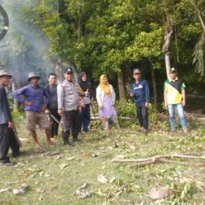 Pemdes Cahaya Batin Gelar Goro Bersihkan TPU