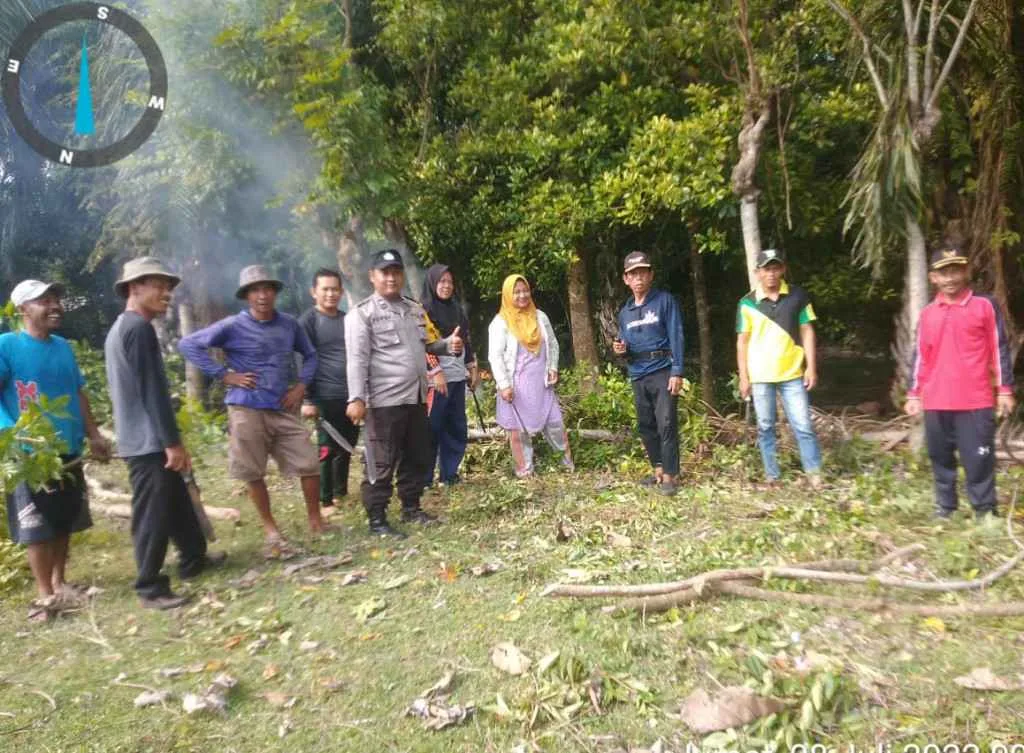 Pemdes Cahaya Batin Gelar Goro Bersihkan TPU