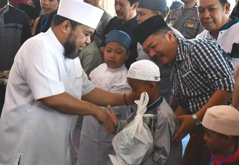 Peringati Tahun Baru Islam, Wali Kota Helmi Bahagiakan Ratusan Anak Yatim