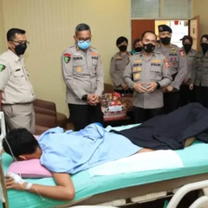 Polri Anjangsana ke Mantan Kapolri Hingga Anggota yang Sakit dan Gugur Saat Tugas