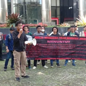 Puluhan Mahasiswa Sambangi KPK Desak Tangkap Ketua DPRD Dompu Puluhan Mahasiswa Sambangi KPK Desak Tangkap Ketua DPRD Dompu