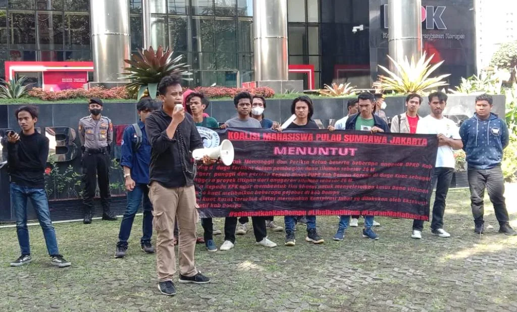 Puluhan Mahasiswa Sambangi KPK Desak Tangkap Ketua DPRD Dompu