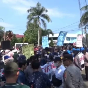 Tambang Pasir Besi Masih Eksis, Kantor Gubernur Bengkulu Kembali Didemo Tambang Pasir Besi Masih Eksis, Kantor Gubernur Bengkulu Kembali Didemo