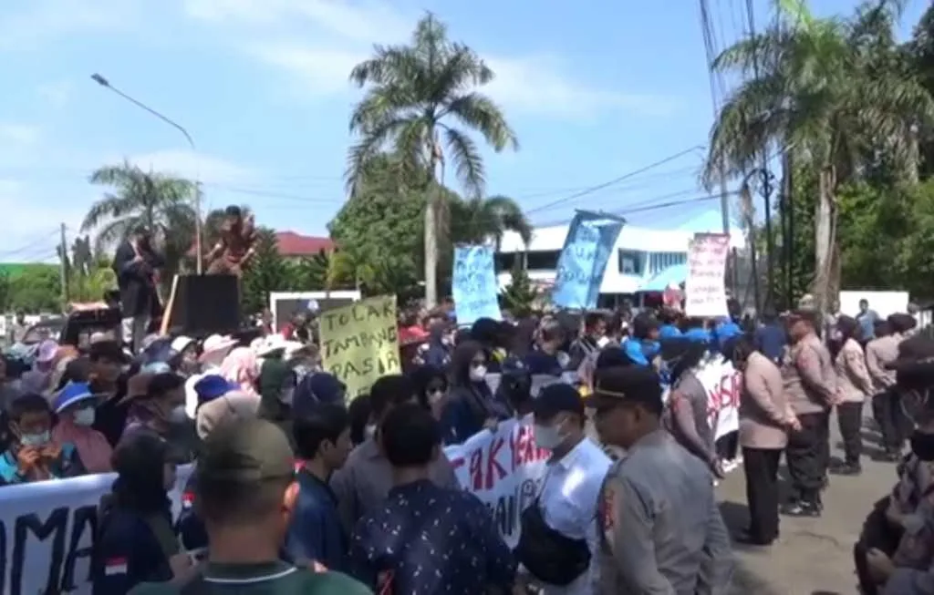 Tambang Pasir Besi Masih Eksis, Kantor Gubernur Bengkulu Kembali Didemo
