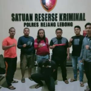 Terduga Penjual Minuman Oplosan Korban 2 PL dan Pengunjung Karaoke ATT Tertangkap Terduga Penjual Minuman Oplosan Korban 2 PL dan Pengunjung Karaoke ATT Tertangkap
