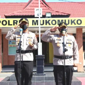 Tongkat Komando Kapolres Berganti, Polres Mukomuko Gelar Apel Kenal Pamit  