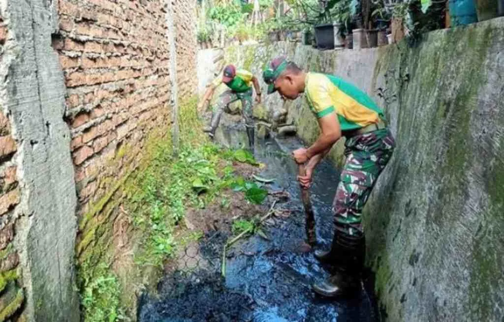 Yonif PR 328/Dirgahayu Gelar Karya Bakti di Kampung Bendungan Kota Depok