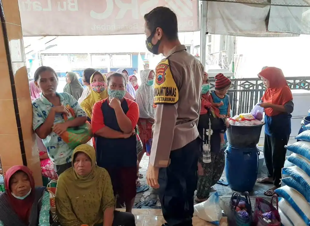 BPNT Telah Cair, Bhabinkamtibmas Pantau Kualitas Sembako yang Disalurkan