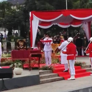 Detik-Detik Penurunan Bendera Merah Putih di Balaikota Among Tani Detik-Detik Penurunan Bendera Merah Putih di Balaikota Among Tani