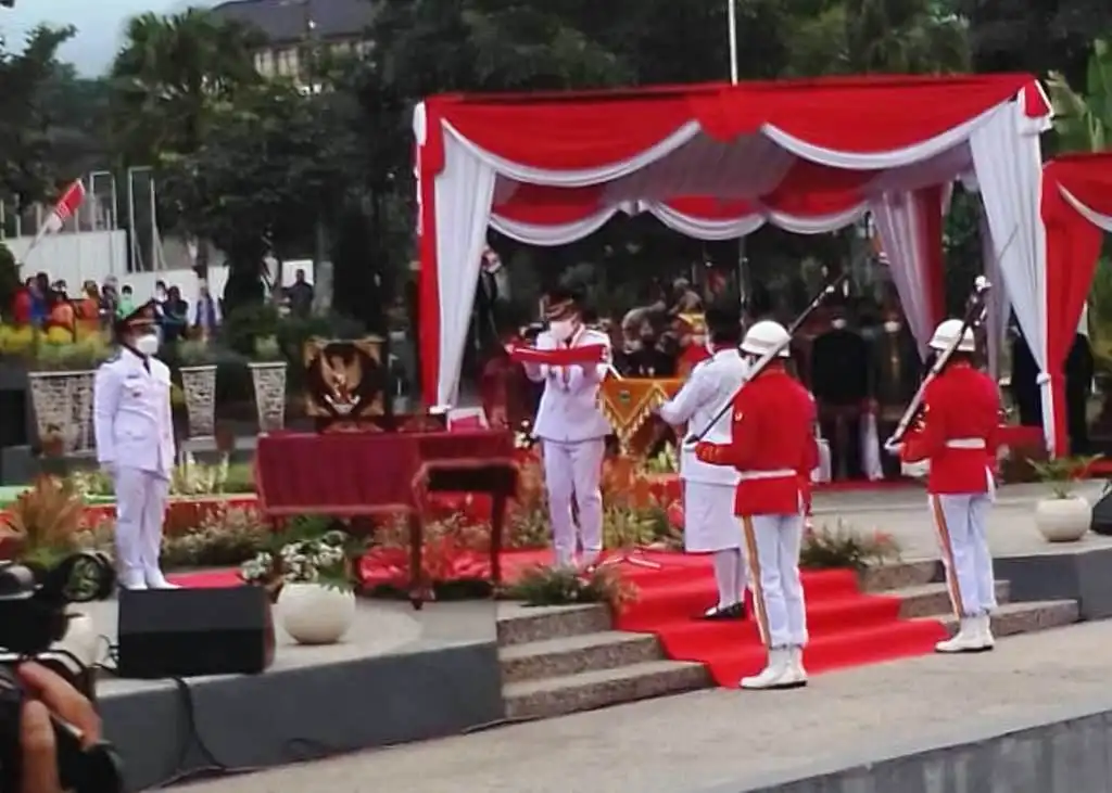 Detik-Detik Penurunan Bendera Merah Putih di Balaikota Among Tani