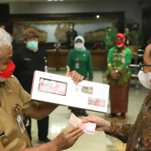 Gubernur Ganjar Ketakutan Saat Diberi Uang Emisi Terbaru Oleh BI Jateng Gubernur Ganjar Ketakutan Saat Diberi Uang Emisi Terbaru Oleh BI Jateng