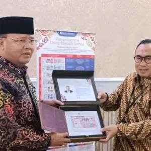 Gubernur Rohidin Terima Uang Emisi Terbaru dari BI Bengkulu Gubernur Rohidin Terima Uang Emisi Terbaru dari BI Bengkulu