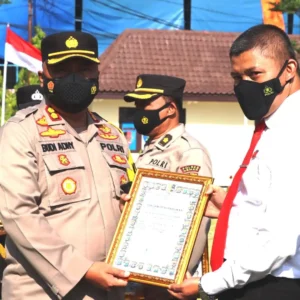 Kapolres Demak Beri Penghargaan Anggota Berprestasi Kapolres Demak beri penghargaan