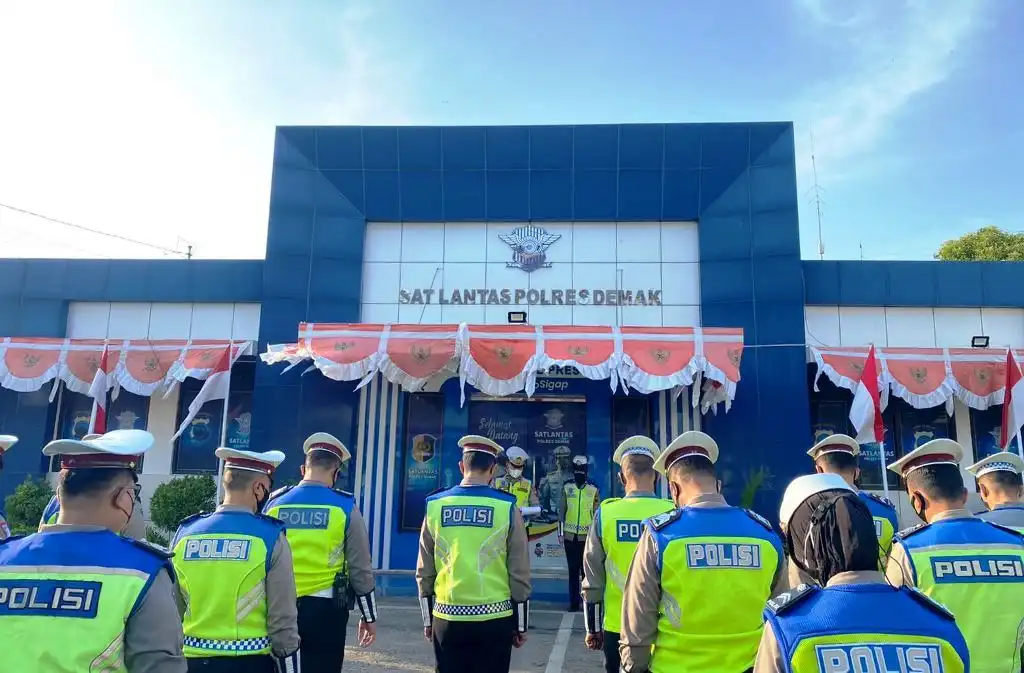 Kasat Lantas Demak Berikan Reward pada Anggota Berdedikasi