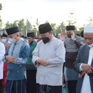 Ketua dan Wakil DPRD BS Sholat Ied Bareng Bupati di Lapangan Sekundangan