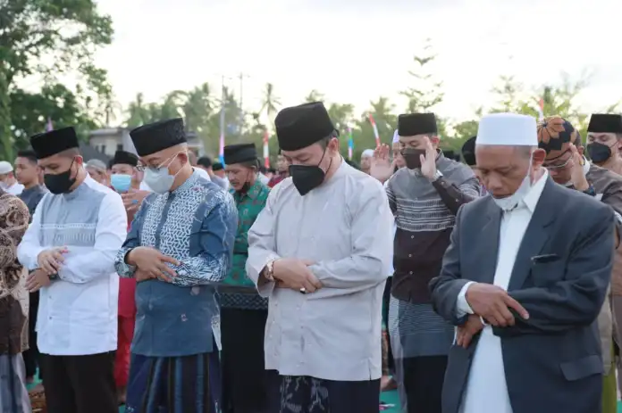 Ketua dan Wakil DPRD BS Sholat Ied Bareng Bupati di Lapangan Sekundangan