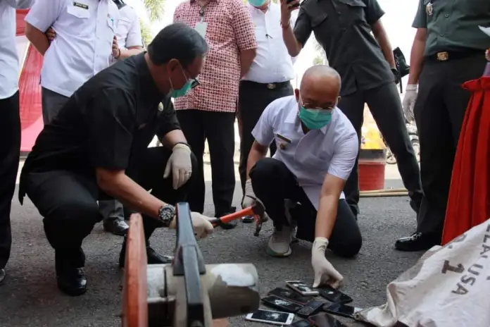 Ketua DPRD Kabupaten Bengkulu Selatan Ikut Giat Musnahkan Barang Bukti di Kejaksaan