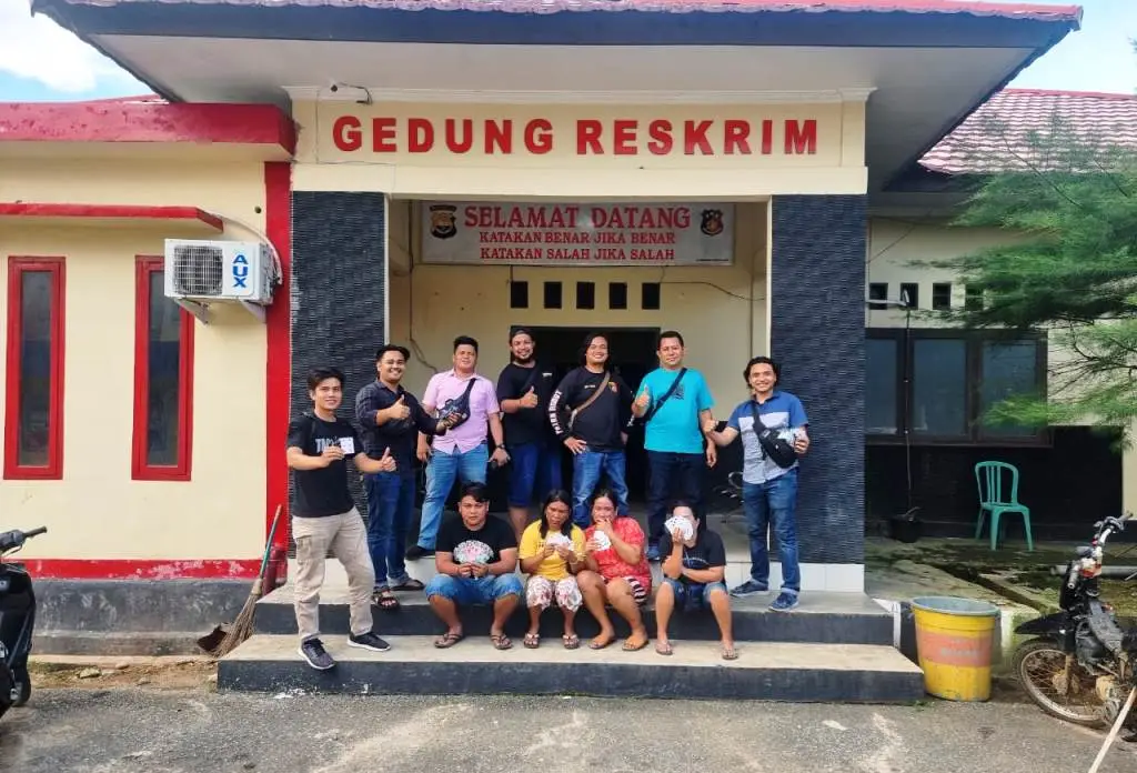 Main Samgong, Mak-Mak di Kaur Diangkut Petugas