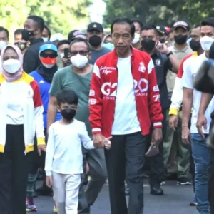 Pangdam IV/Diponegoro Dampingi Presiden RI Car Free Day Pangdam IV/Diponegoro Dampingi Presiden RI Car Free Day