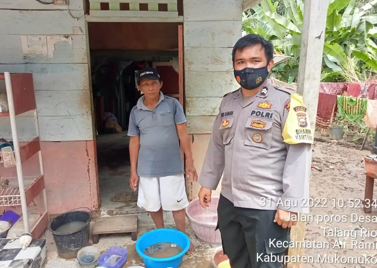 Pasca Banjir, Personil Polsek Mukomuko Selatan Cek Kondisi Warga Terdampak