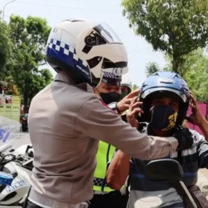 Patroli Simpatik Satlantas Polres Pemalang Berikan Helm Gratis