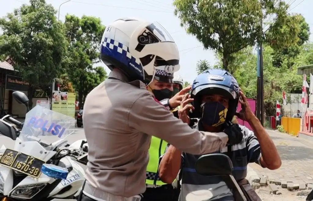 Patroli Simpatik Satlantas Polres Pemalang Berikan Helm Gratis