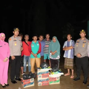 Peduli, Polres Mukomuko Sambangi Warga Talang Rio dan Beri Bantuan
