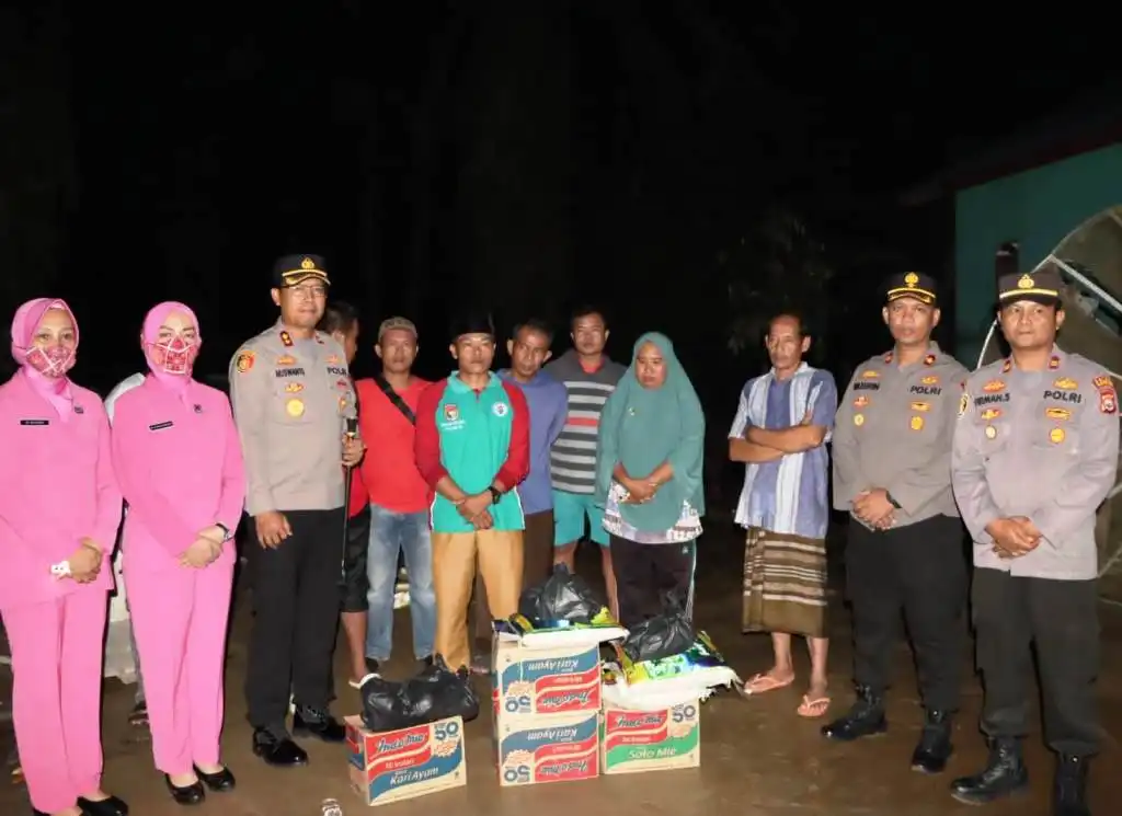 Peduli, Polres Mukomuko Sambangi Warga Talang Rio dan Beri Bantuan