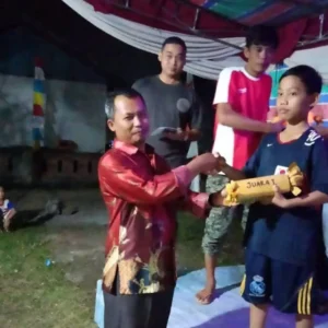 Pembagian hadiah oleh ketua RT Pembagian hadiah oleh ketua RT
