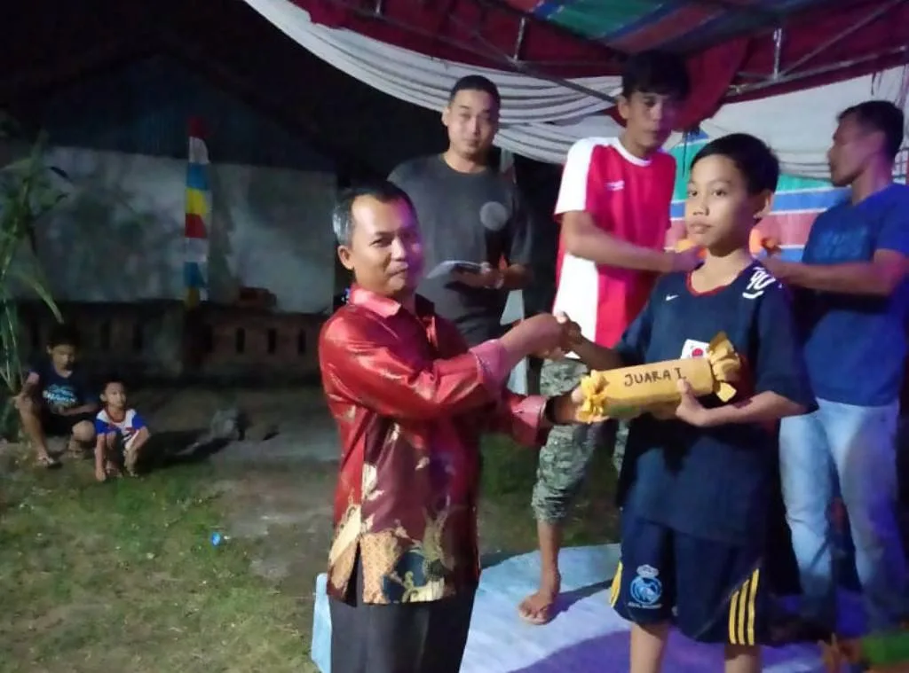 Pembagian hadiah oleh ketua RT