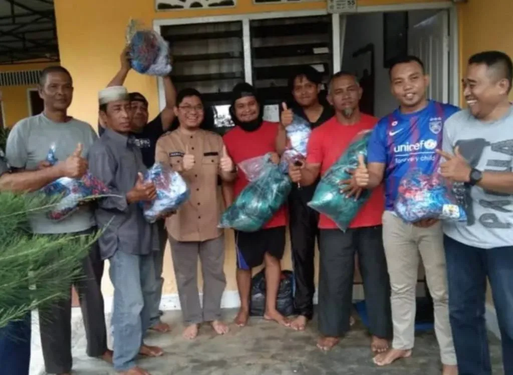 Penuhi Janji, Komaruddin Serahkan Bantuan Ke Nelayan