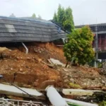 Pondasi Lapis Tebing Masjid di Panorama Roboh Diterjang Longsor