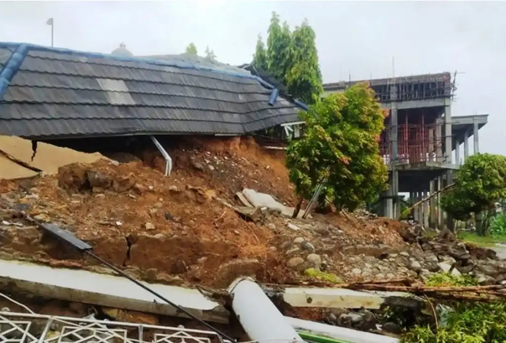 Pondasi Lapis Tebing Masjid di Panorama Roboh Diterjang Longsor