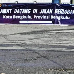 Protes Jalan Rusak, BEM UNIB Pasang Spanduk Sindiran Protes Jalan Rusak, BEM UNIB Pasang Spanduk Sindiran