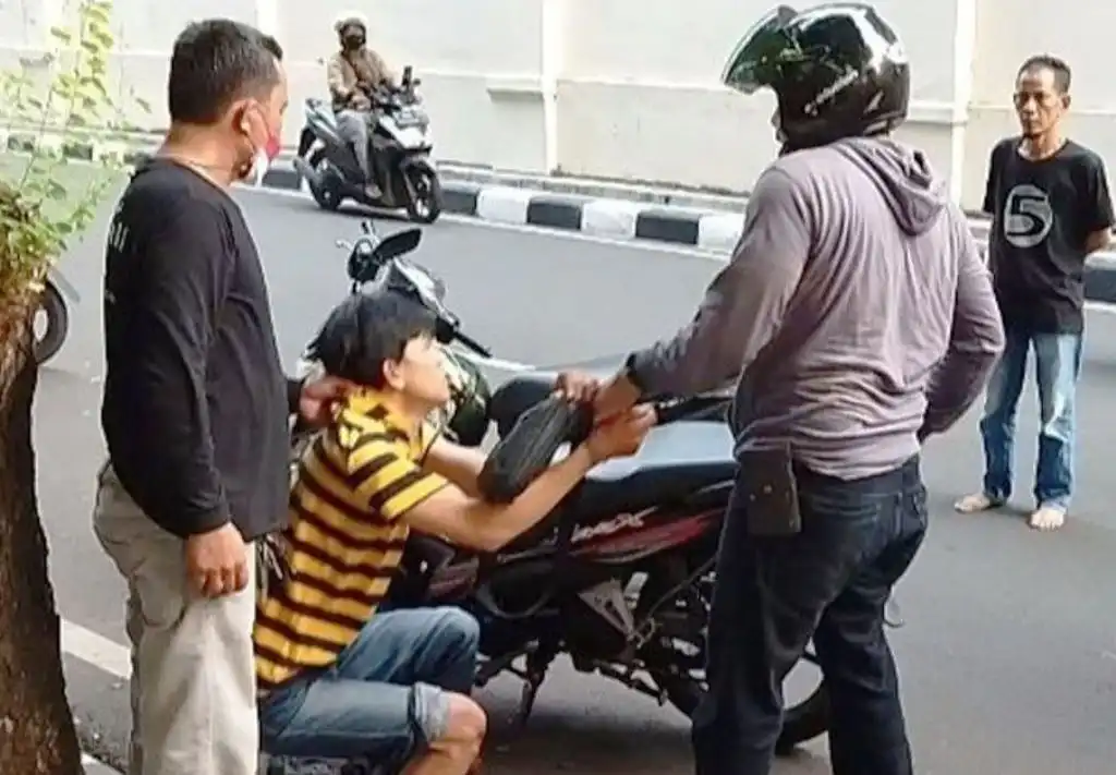 Tips Melawan Debt Collector, Gak Perlu Otot Cukup Tanyakan Ini