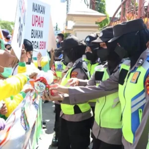 Aksi Simpatik, Polwan Polres Demak Bagikan Air Mineral Kepada Demonstran