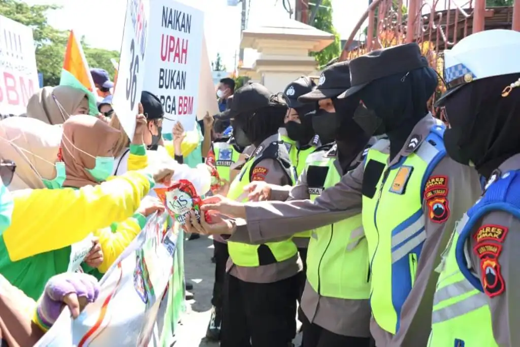 Aksi Simpatik, Polwan Polres Demak Bagikan Air Mineral Kepada Demonstran