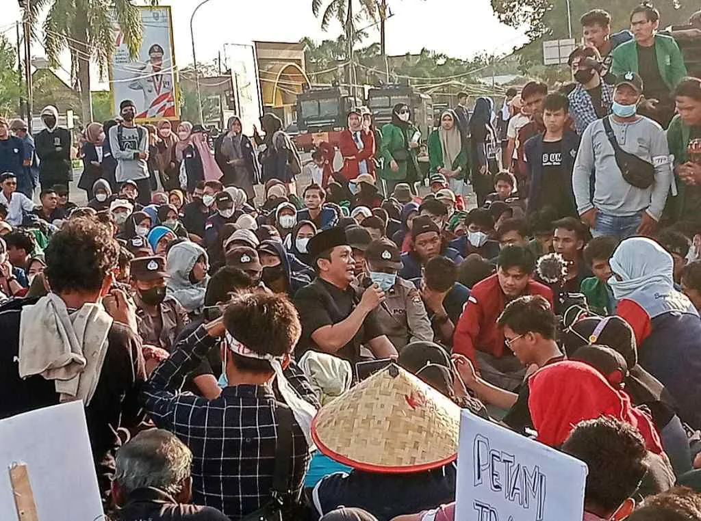 Jonaidi SP ketika berdialog dengan para pengunjuk rasa di depan gedung DPRD Provinsi Bengkulu